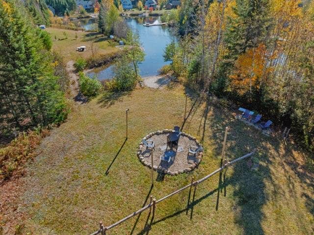Vue aérienne : feu de camp et lac