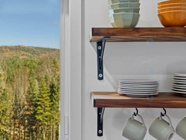 Étagères de bois et vue sur la montagne